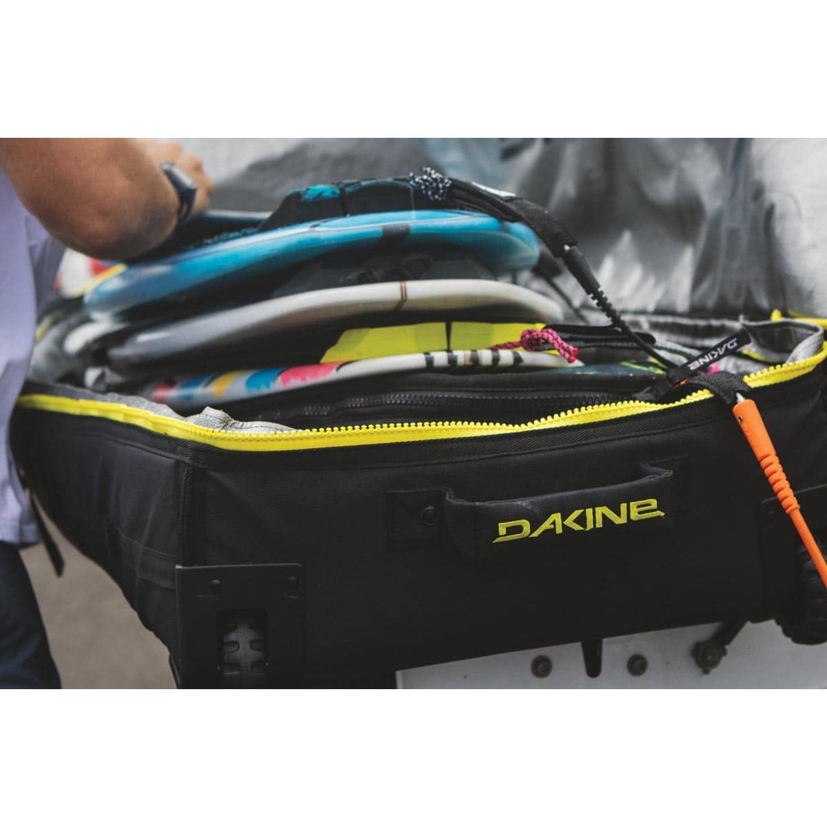 Купить чехол для водного снаряжения DAKINE WORLD TRAVELER SURFQUAD 6.6" CARBON в официальном